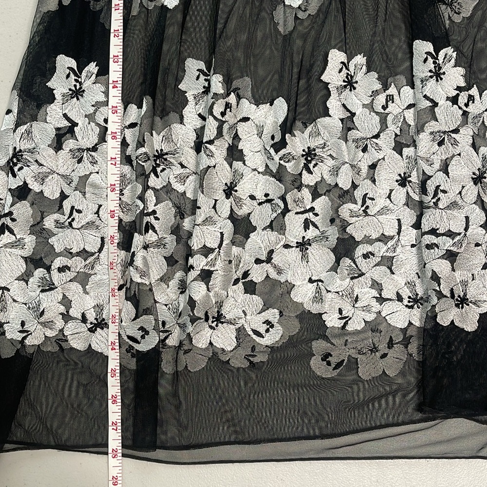 Nicole Miller Black/White Formal Embroidered Floral Beaded Floor-Length - US 6 - Picture 10 of 16